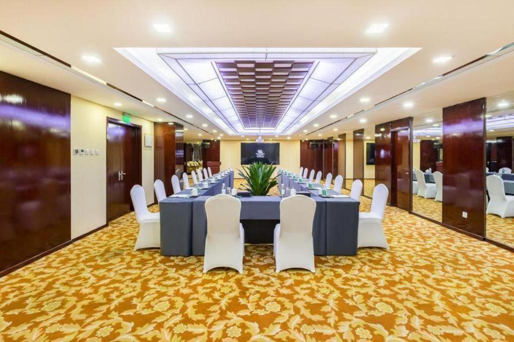 West International Trade Grand Khách sạn 5*