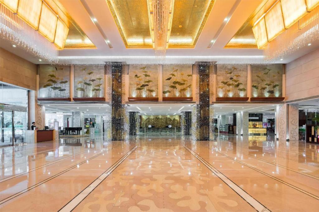 West International Trade Grand Khách sạn